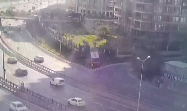 Zeytinburnu'nda 2 kişinin öldüğü İETT otobüsü kazasına neden olduğu belirtilen otomobil sürücüsü adliyeye sevk edildi
