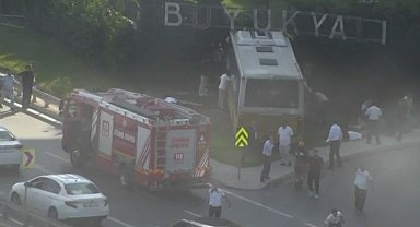 Zeytinburnu'nda İETT otobüsü sitenin bahçe duvarına çarptı; yaralılar var-1