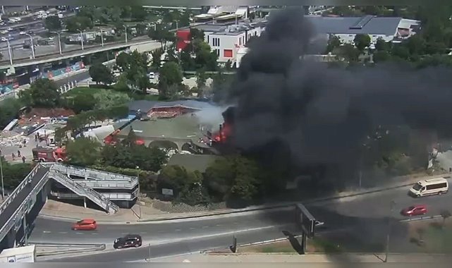 Zeytinburnu'nda kafede tadilat sırasında çıkan yangın söndürüldü