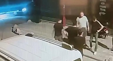 Zeytinburnu'nda sokak ortasında bıçaklı saldırı kamerada