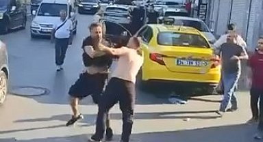 Zeytinburnu'nda taksiciler arasında yumruklu kavga kamerada