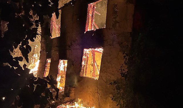 2 katlı metruk bina alev alev yandı
