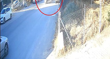 2 otomobile çarpan hafriyat kamyonu, evin bahçesine düştü