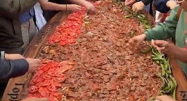 3 metrelik tepside 50 kilo İskender kebabı yemek için sıraya girdiler