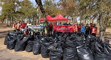 'Dünya Temizlik Günü'nde 2 saatte 63 torba atık topladılar