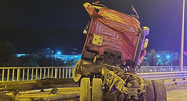 4 aracın karıştığı zincirleme kazada 1'i ağır 6 yaralı