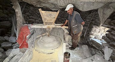 47 yıldır dede yadigarı su değirmenini işletiyor