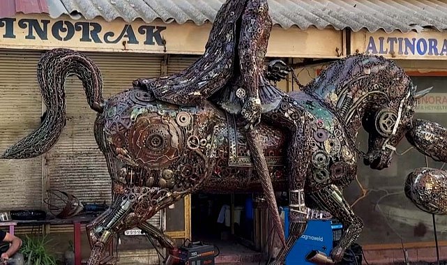 50 bin parça hurdayla Büyük İskender ve atı Bukefalos'un heykelini yaptı