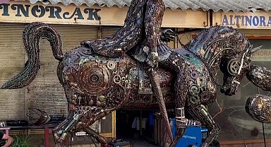 50 bin parça hurdayla Büyük İskender ve atı Bukefalos'un heykelini yaptı