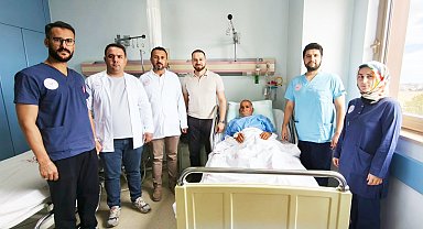 82 yaşındaki hastanın mesanesinden 42 parça taş çıkarıldı