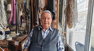 92 yaşındaki semer ustası, zanaatını yaşatmak için 2 bastonuyla dükkan açıyor