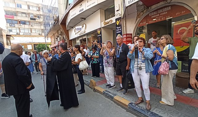 ABD ve Kanadalı hac yolcuları depremde hasar gören kilisede dua etti