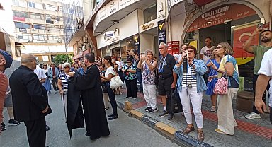 ABD ve Kanadalı hac yolcuları depremde hasar gören kilisede dua etti