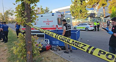 Ağaca çarpan motosikletin sürücüsü öldü; kaza kamerada