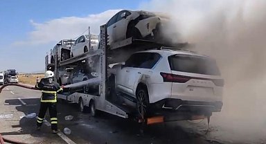 Ağrı'da otomobil yüklü TIR'da yangın