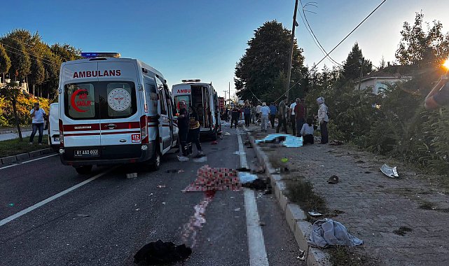 Akçakoca'da TIR ile patpat çarpıştı: 4 ölü, 9 yaralı