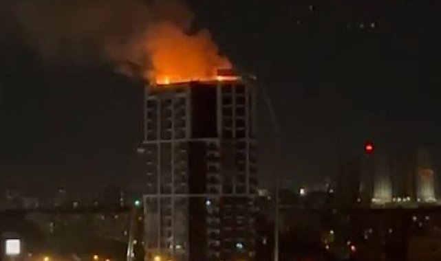 Ankara'da bir iş merkezinin çatısında çıkan yangın söndürüldü
