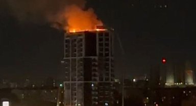 Ankara'da bir iş merkezinin çatısında çıkan yangın söndürüldü