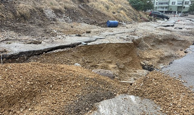 Ankara'da selde çöken yolda 20 araç hasar gördü