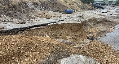 Ankara'da selde çöken yolda 20 araç hasar gördü