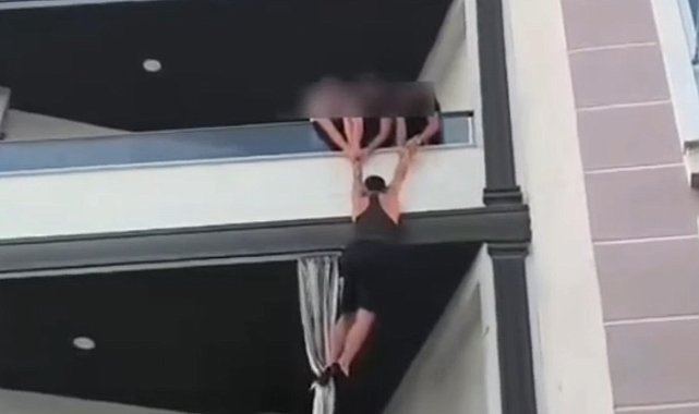 Aranan hükümlü, baskına gelen polisleri görünce balkondan kaçmaya çalıştı