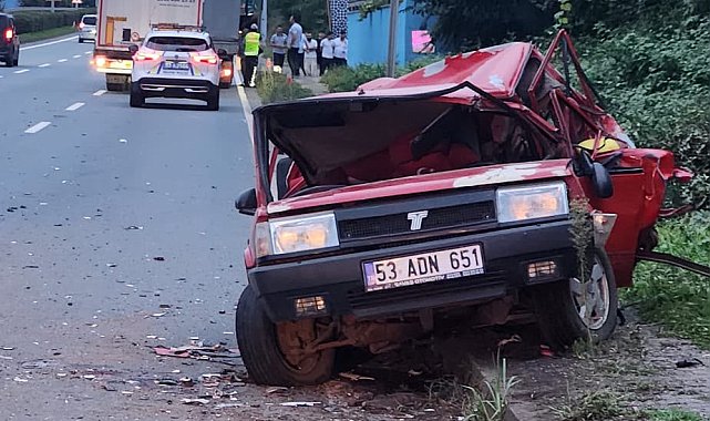 Arıza nedeniyle yol kenarında duran otomobile TIR çarptı; 2 yaralı