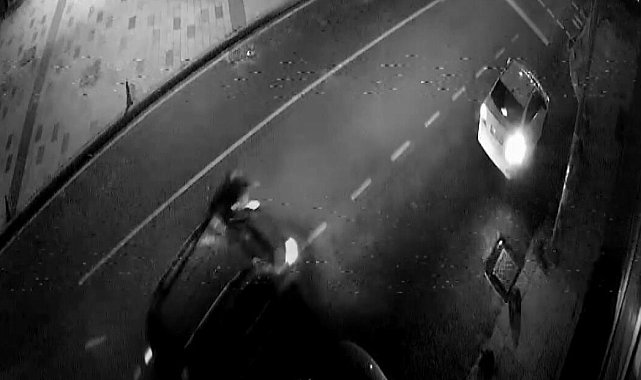 Arnavutköy'de hafif ticari araç ile motosikletin çarpıştığı kaza kamerada: 2 yaralı