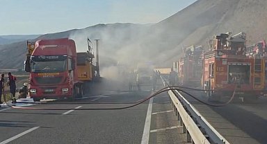 Asfalt makinesi yüklü TIR alev alev yandı; yol 1,5 saat ulaşıma kapandı