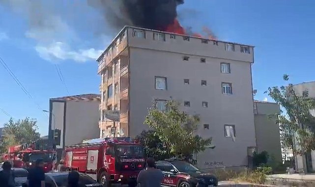 Ataşehir'de 5 katlı binanın çatısı alev alev yandı