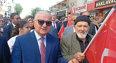 Atatürk'ün sesine benzeyen sesiyle tanınan emekli postacı, Onuncu Yıl Nutku'nu okudu