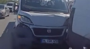 Avcılar'da 3 aracın karıştığı zincirleme kaza kamerada