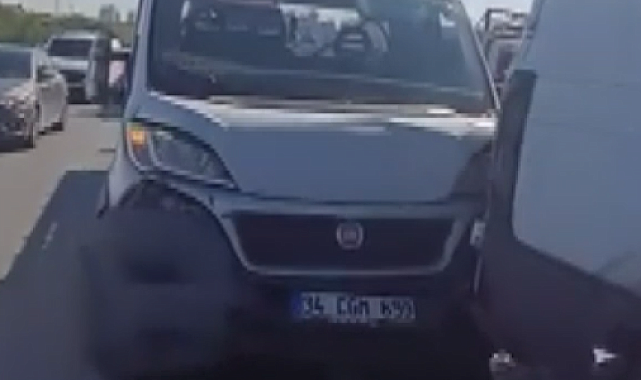 Avcılar'da 3 aracın karıştığı zincirleme kaza kamerada
