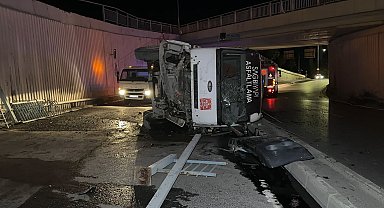 Avcılar'da asfalt kamyonu virajı alamayarak alt geçit yoluna düştü: 1 yaralı