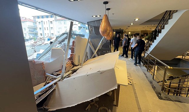 Avcılar'da kontrollü yıkım sırasında bina çöktü; yoldan geçenler son anda kurtuldu