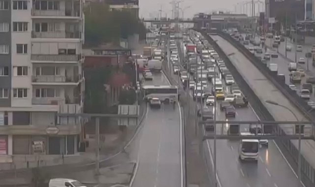 Avcılar'da servis midibüsü kaza yaptı -1