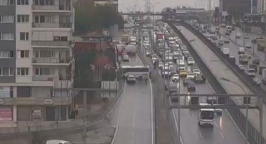 Avcılar'da servis midibüsü kaza yaptı -1