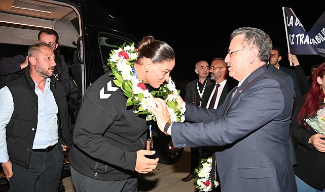 Avrupa şampiyonu boksör Havvanur Kethüda Trabzon'da coşkuyla karşılandı