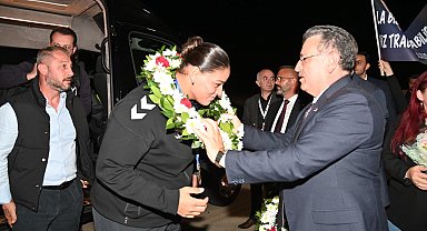 Avrupa şampiyonu boksör Havvanur Kethüda Trabzon'da coşkuyla karşılandı