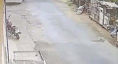 Aydın'da kamyonetten sarkan demir, çocuğa çarptı; o anlar kamerada