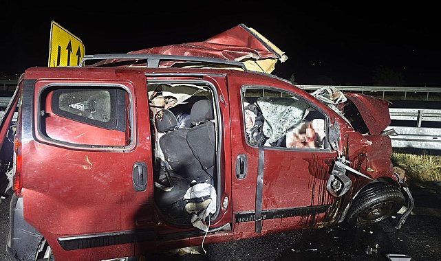 Aydın'da TIR ile hafif ticari araç çarpıştı: 3 ölü