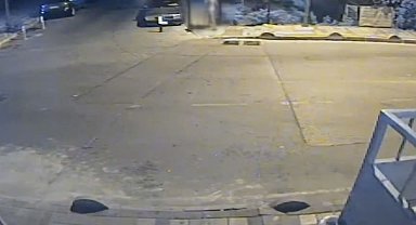 Bağcılar'da sokakta çıplak dolaşan kişi gözaltına alındı