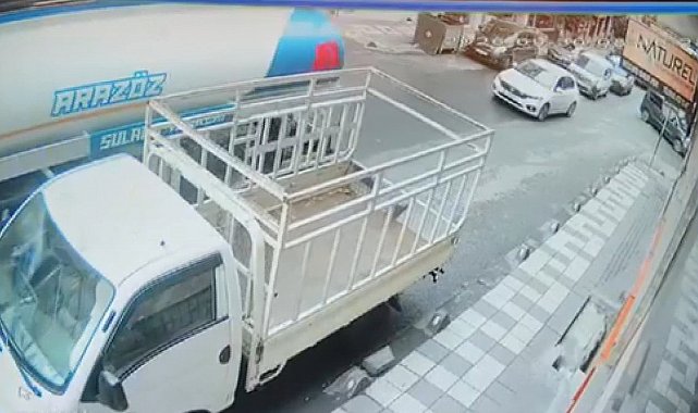 Bağcılar'da yokuştan kayan su tankeri otomobile ve elektrik direğine çarparak durabildi