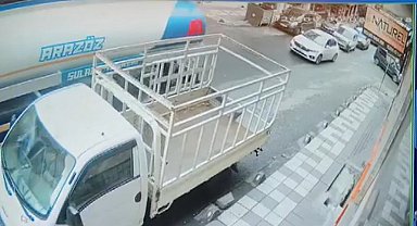 Bağcılar'da yokuştan kayan su tankeri otomobile ve elektrik direğine çarparak durabildi