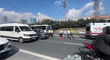 Bahçelievler'de yolun karşısına geçmeye çalışan kadına servis minibüsü çarptı