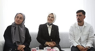 Bakan Göktaş, evlilik kredisinden yararlanan yeni evli çiftin ilk misafiri oldu
