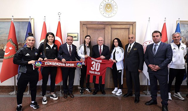 Bakan Güler, Yüksekova Spor Kadın Futbol Takımı sporcuları ile görüştü