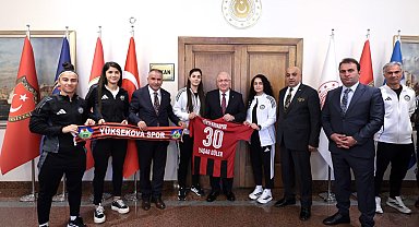 Bakan Güler, Yüksekova Spor Kadın Futbol Takımı sporcuları ile görüştü