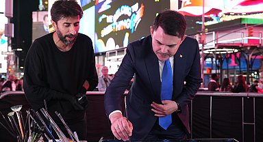 Bakan Kurum: Times Meydanı'nda ebru sanatımızla hem COP31 tanıtımını yapıyoruz hem hedeflerimizi paylaşıyoruz