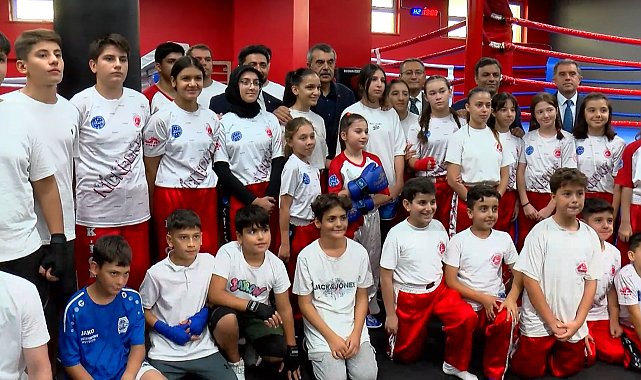 Bakan Tekin Bağcılar'da Göztepe Spor Kompleksi'ni ziyaret etti