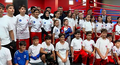 Bakan Tekin Bağcılar'da Göztepe Spor Kompleksi'ni ziyaret etti